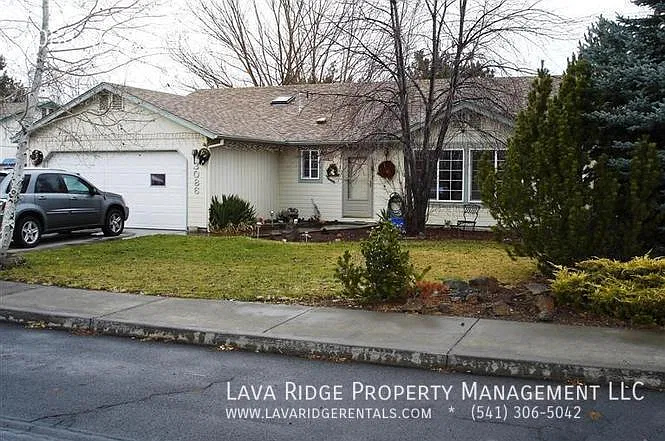 3086 NE Waverly Ct