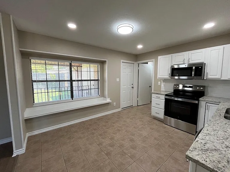 515 English Oak St — Photo 6