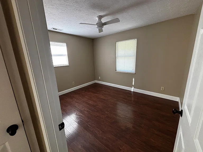 204 Windsor Ln — Photo 6