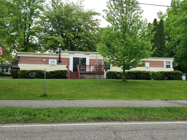 927 W Lake Dr, Fremont, MI 49412