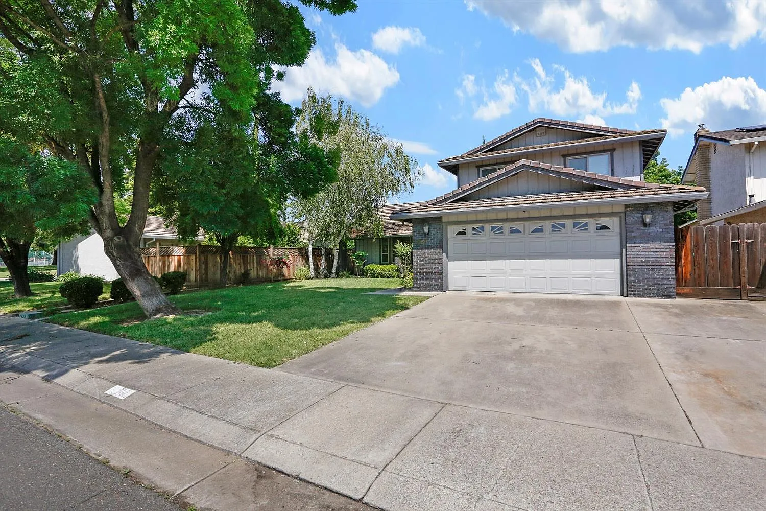 1485 Goldenleaf Way photo 1