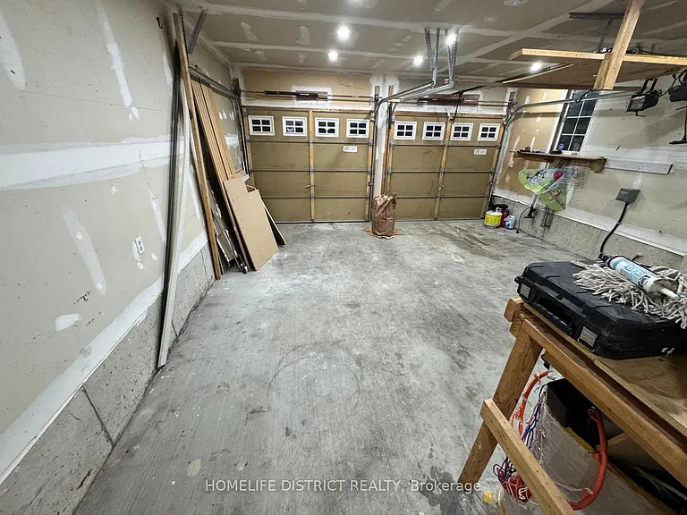 1100 Ashgrove Cres — Photo 35