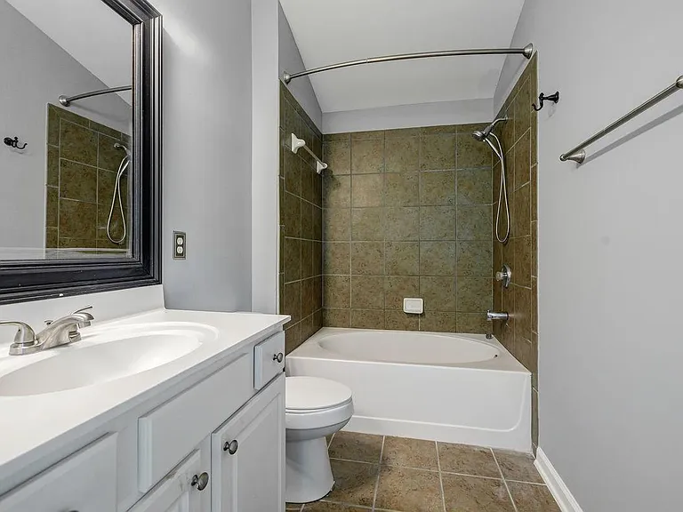 1372 Thornborough Dr — Photo 20