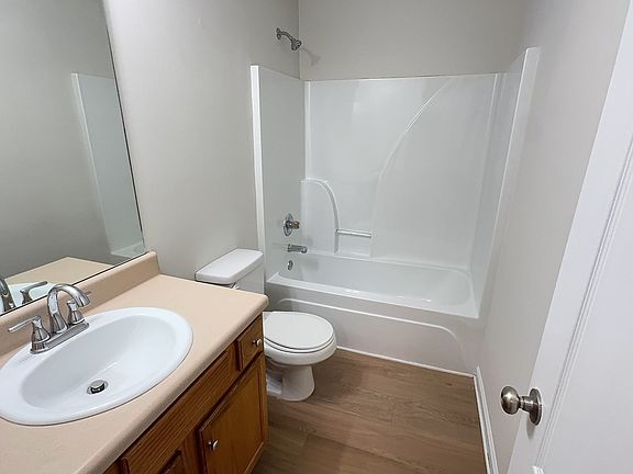 5th image of 136 Bridgewater Cir