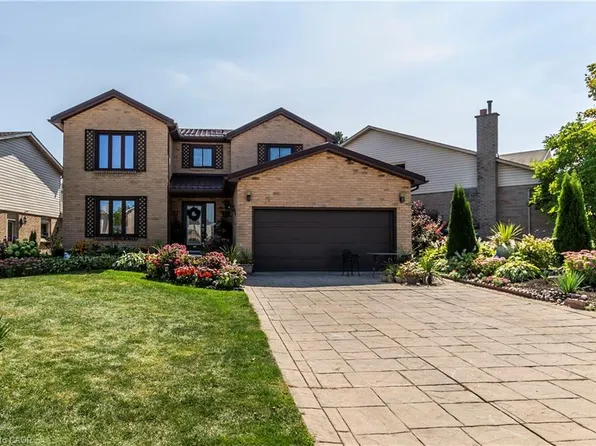 15 Bourbon Ct, Hamilton, ON L9B 2E9