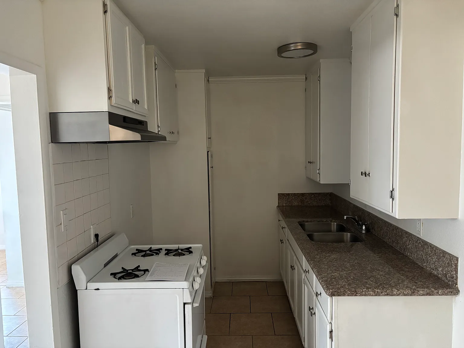 1 bed, 650 sqft, $1,800 — Photo 2
