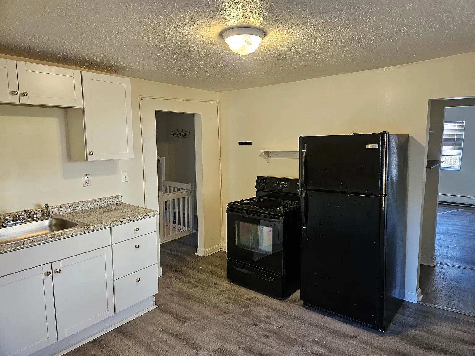 3 bed, 1.0 bath, 1045 sqft, $2,100 — Photo 2