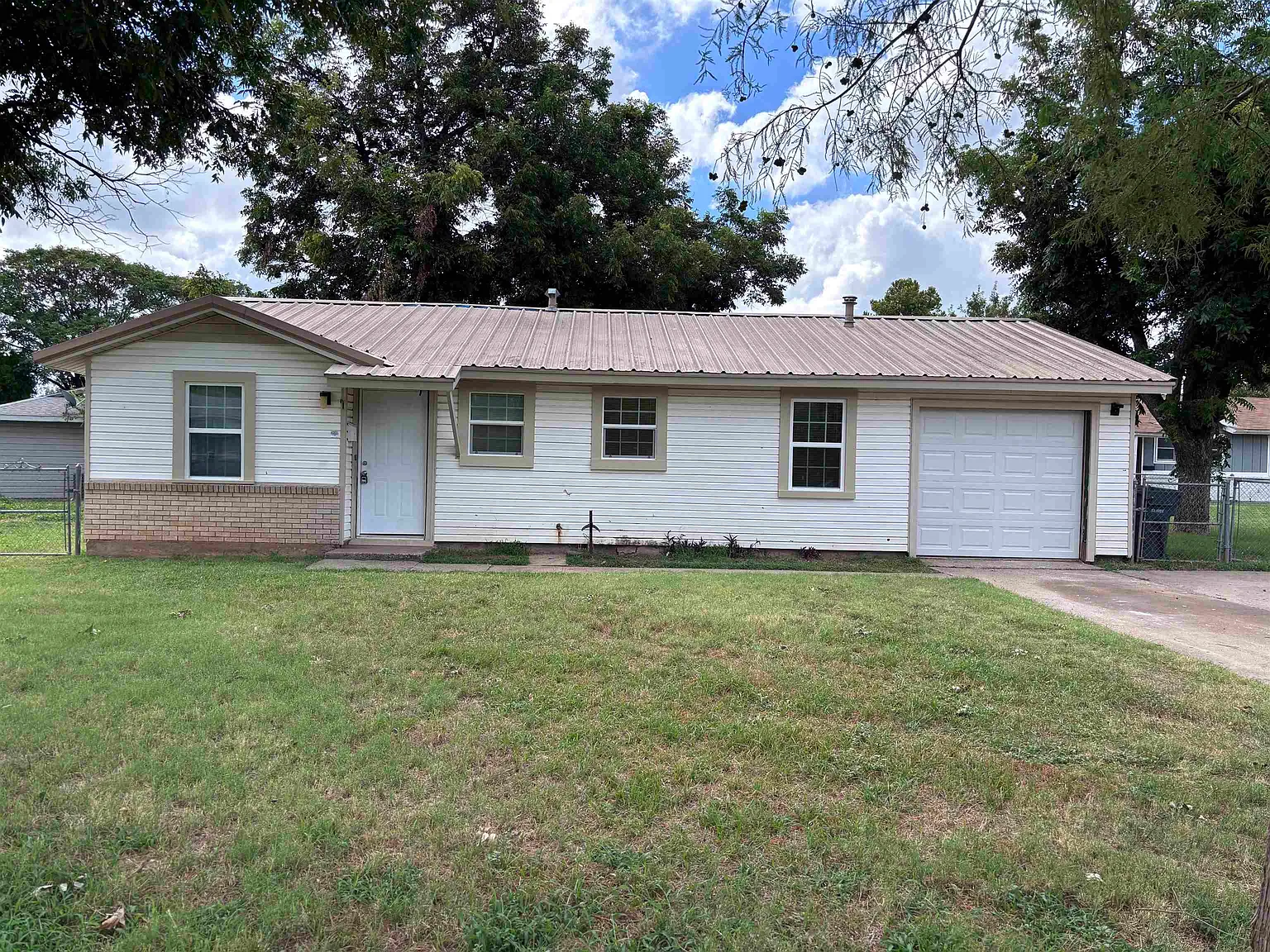 3 bed, 1.0 bath, 967 sqft, $1,200 — Photo 1