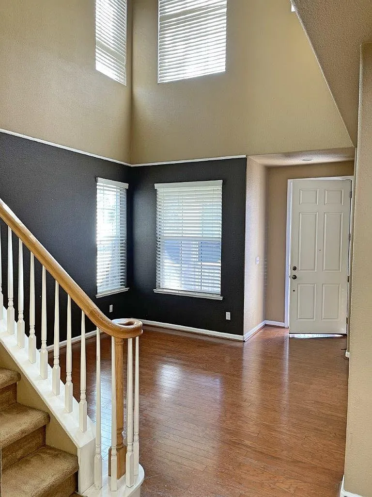 3 bed, 2477 sqft, $3,100 — Photo 3