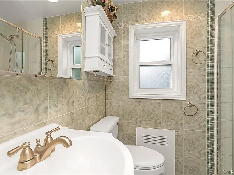 709 Carlyle St — Photo 22