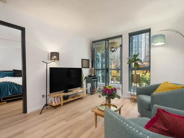 1238 Melville St #807, Vancouver, BC V6E 4N2