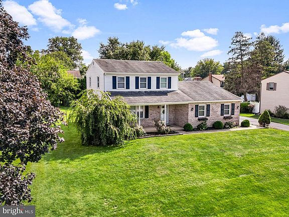 4th image of 2440 Douglas Dr