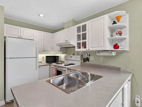 3rd image of 219 Fern Rd W #7