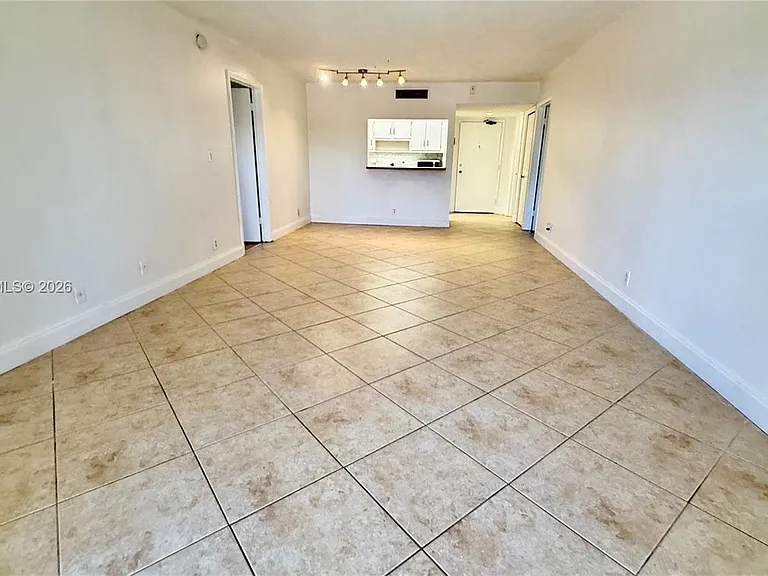 240 Lakeview Dr #306 — Photo 5