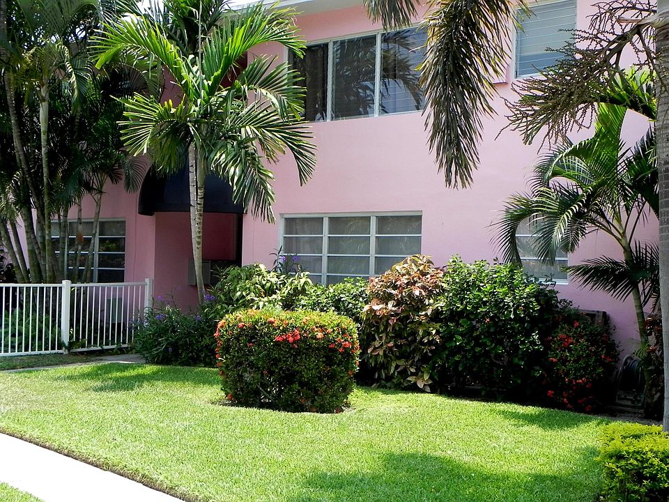The beautifully landscaped grounds of Beach Shore, a 55+ Com