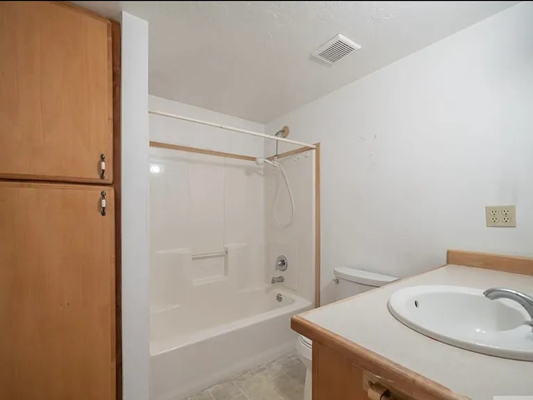 145 NW Bonneville Dr — Photo 3