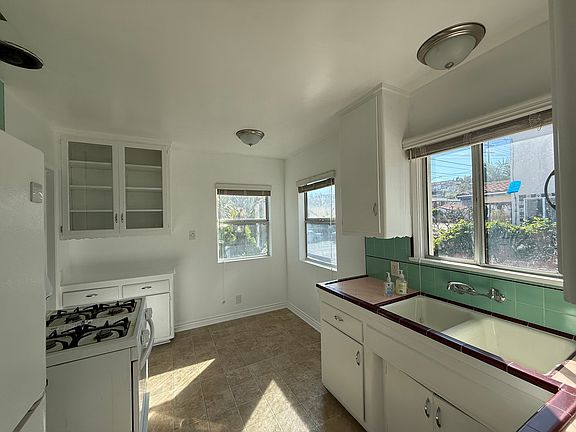 5th image of 570 W 22nd St #570