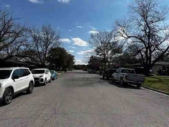 Exterior Neighborhood (street photo)