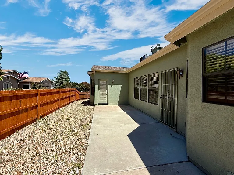1210 Gardenia Ln — Photo 16