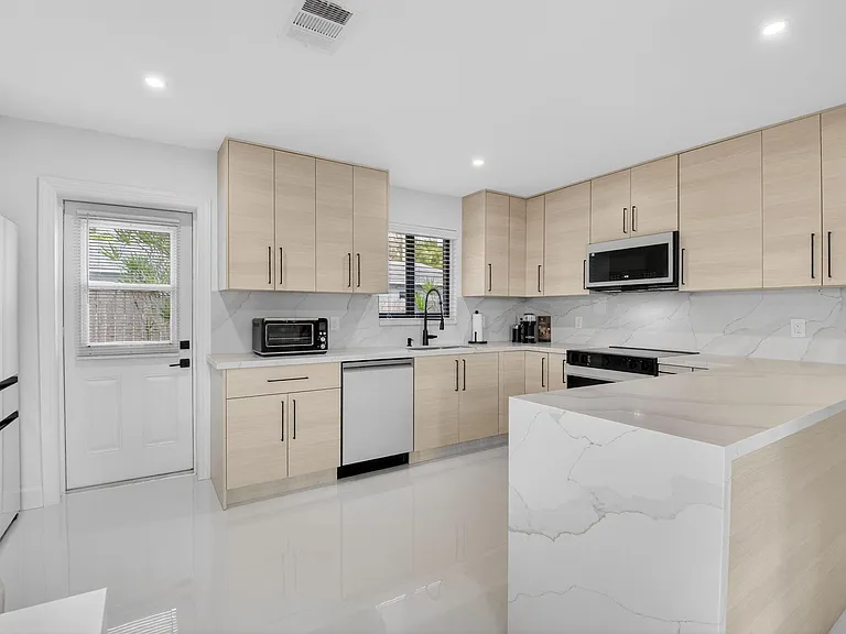 513 Lindell Blvd — Photo 10