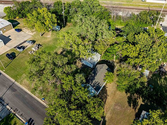 3rd image of 118 N Cedar Ave