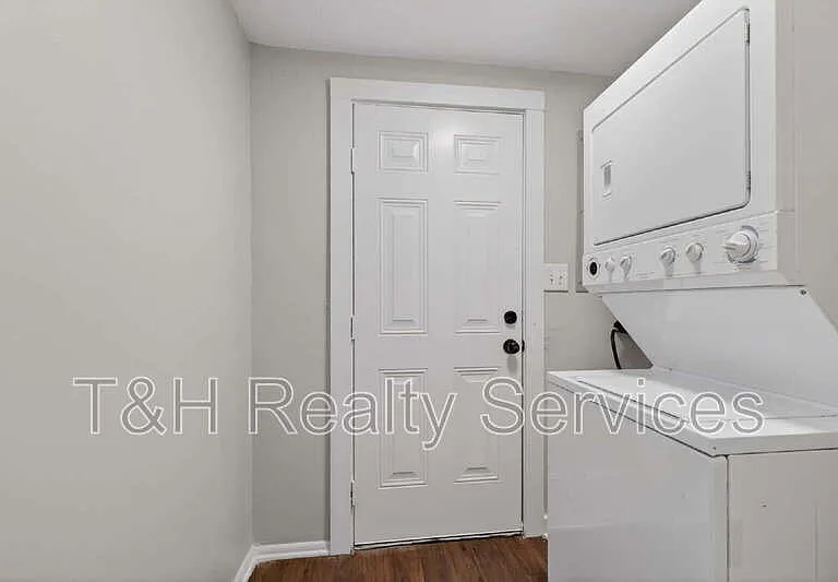 926 W 32nd St — Photo 23