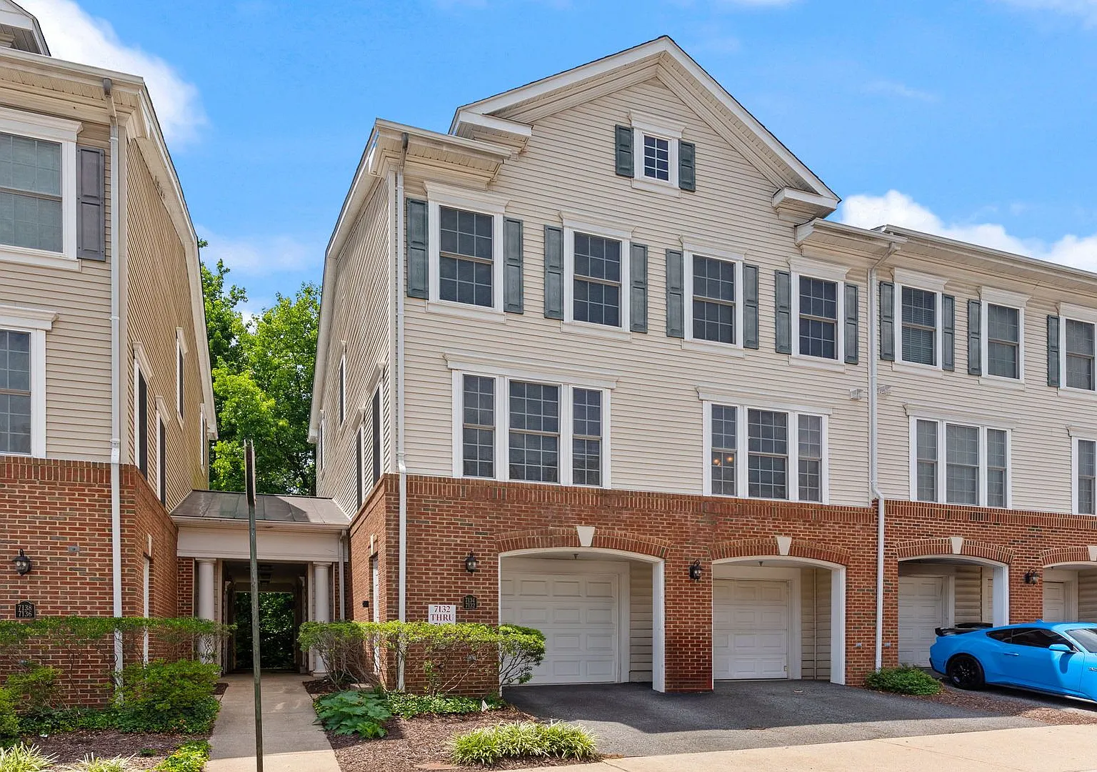 Beautifully Maintained Alexandria Townhome Minutes from Fort Belvoir & Old Town — Photo 2