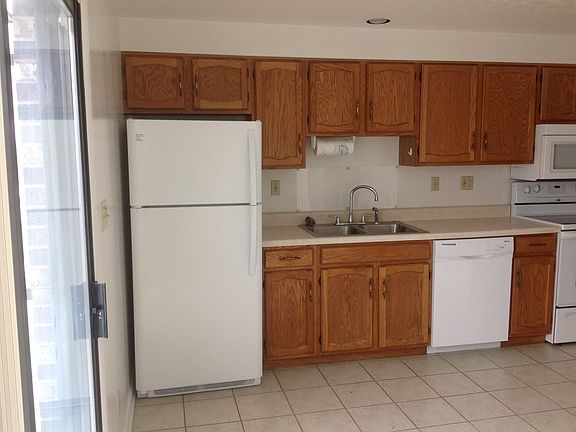 3rd image of 503 1/2 Lewis Ave