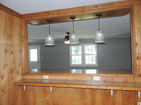 4th image of 105 E Farthing St
