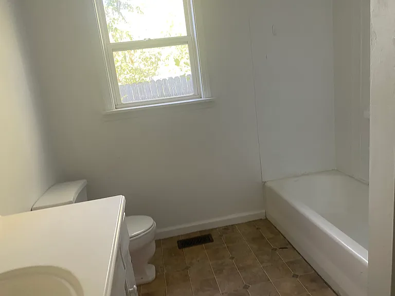 1425 S Northern Blvd — Photo 11