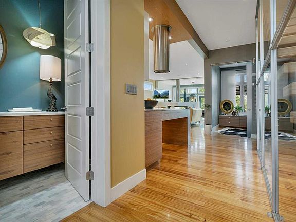 3rd image of 31 W Leaside Cres
