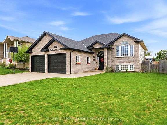 3rd image of 792 Oakwood Dr