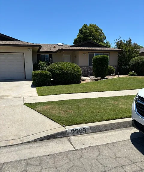 2209 E Palo Alto Ave — Photo 1