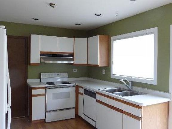 3rd image of 131 Ellington Dr