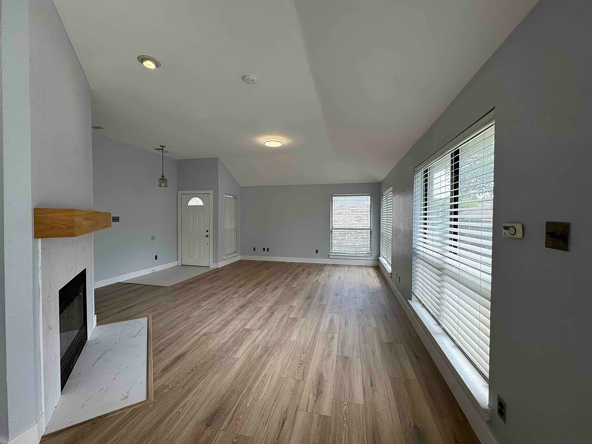 Living room and entrance - 3878 Dalston Ln