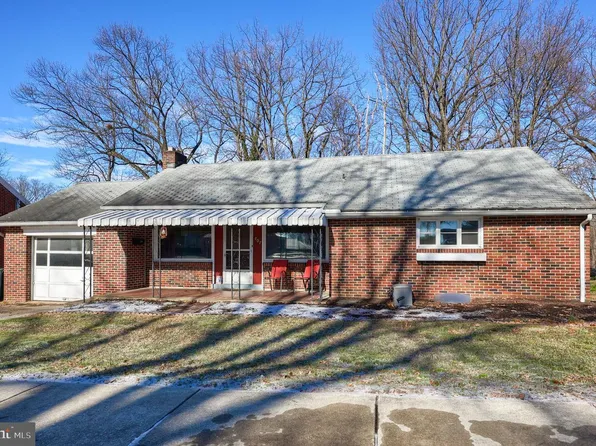 807 High St, Akron, PA 17501