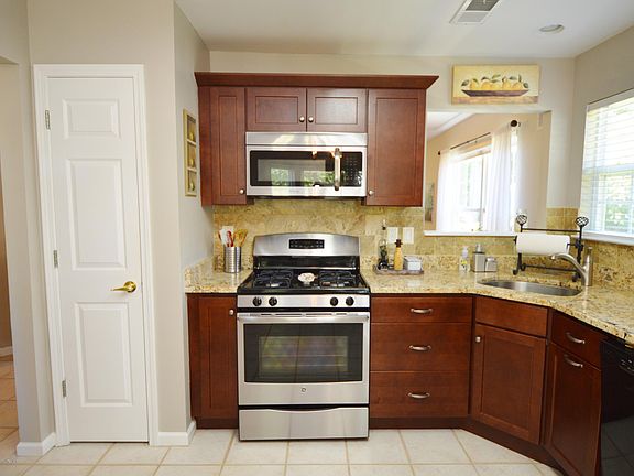 5th image of 2612 Lancaster Ln