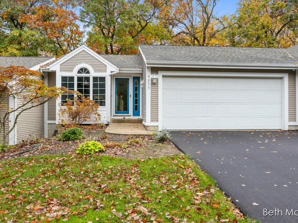 4253 Valleyside Dr NE, Grand Rapids, MI 49525