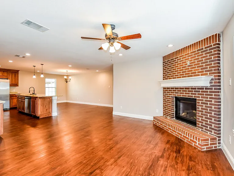 2913 Louis St — Photo 4