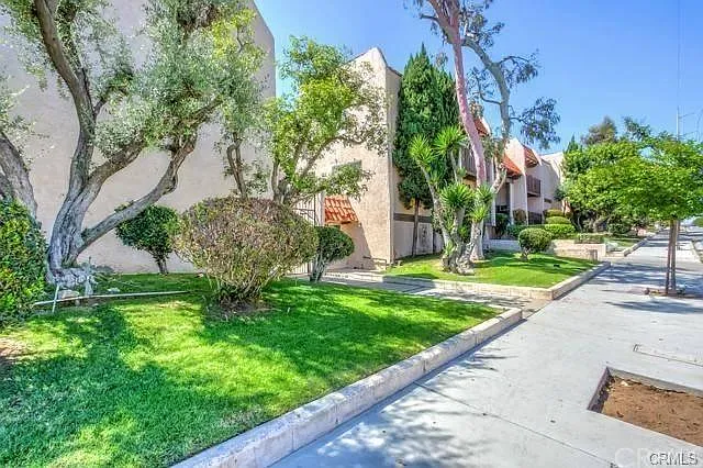 2 bed, 1.5 bath, 952 sqft, $2,600 — Photo 2