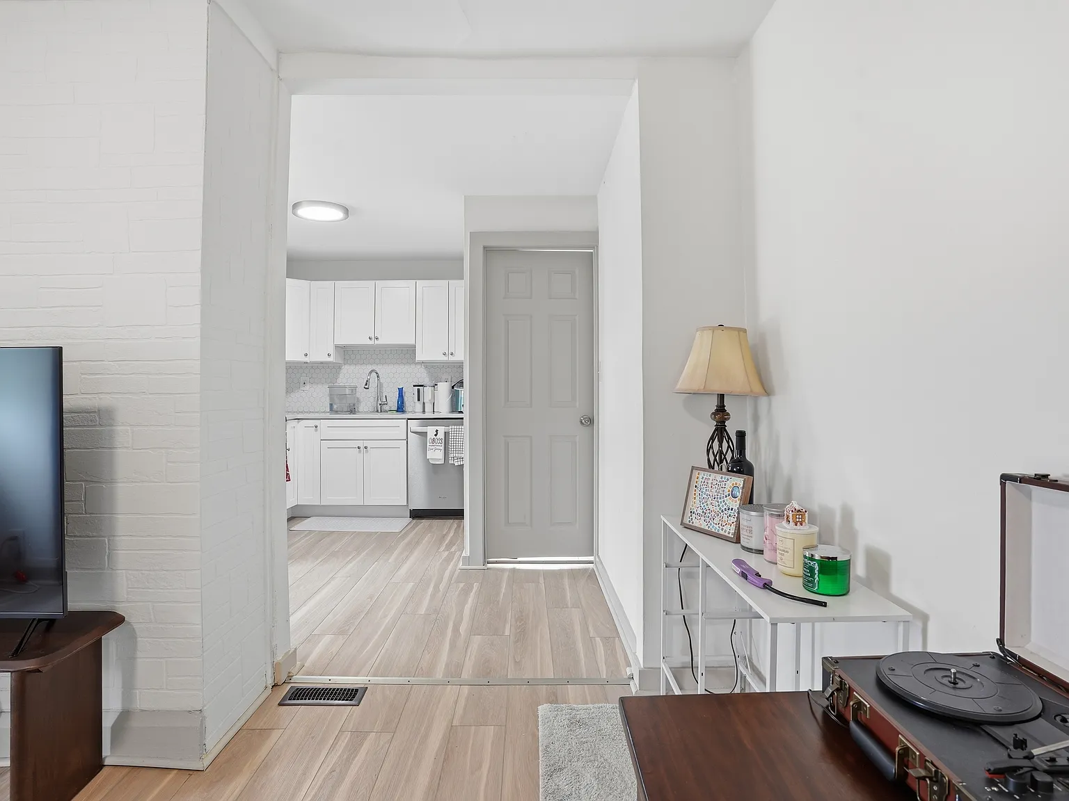 2 bed, 950 sqft, $2,350 — Photo 2