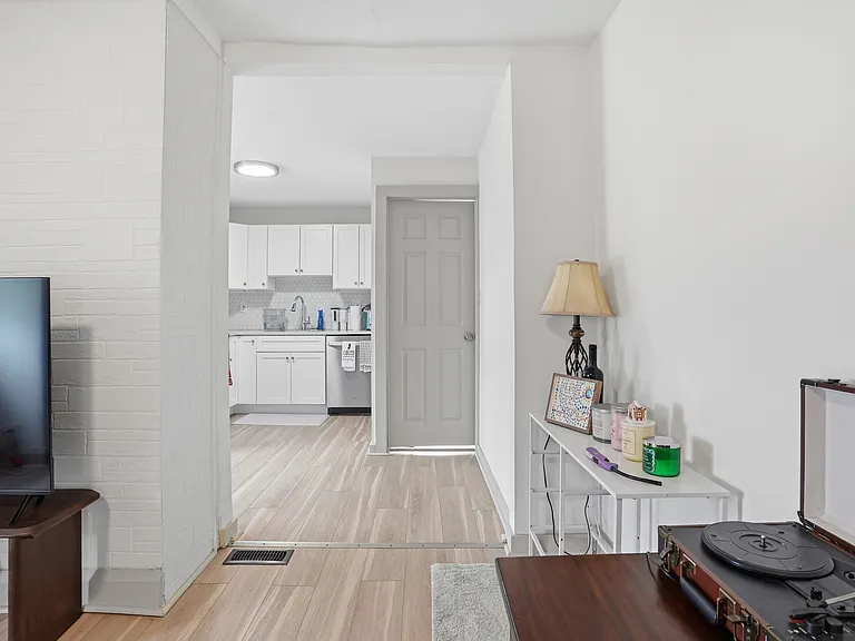 100 Potter St #6 — Photo 2