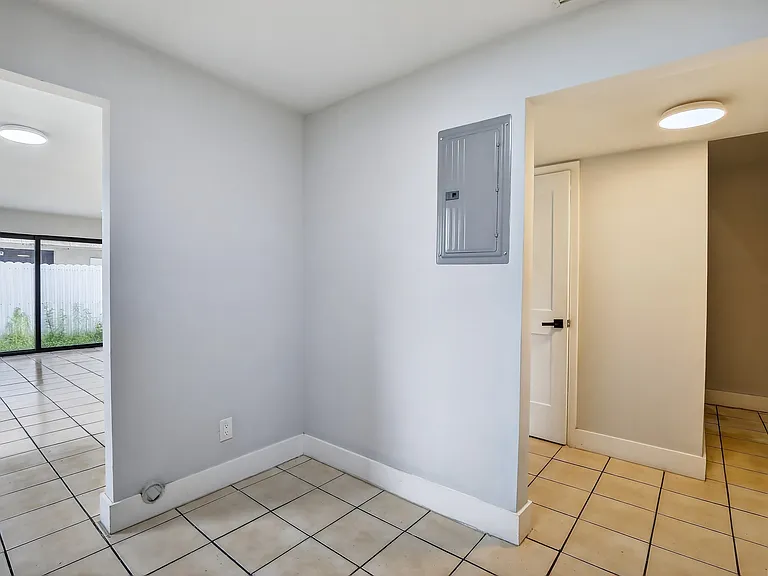 1721 SW 40th Ter #B — Photo 12
