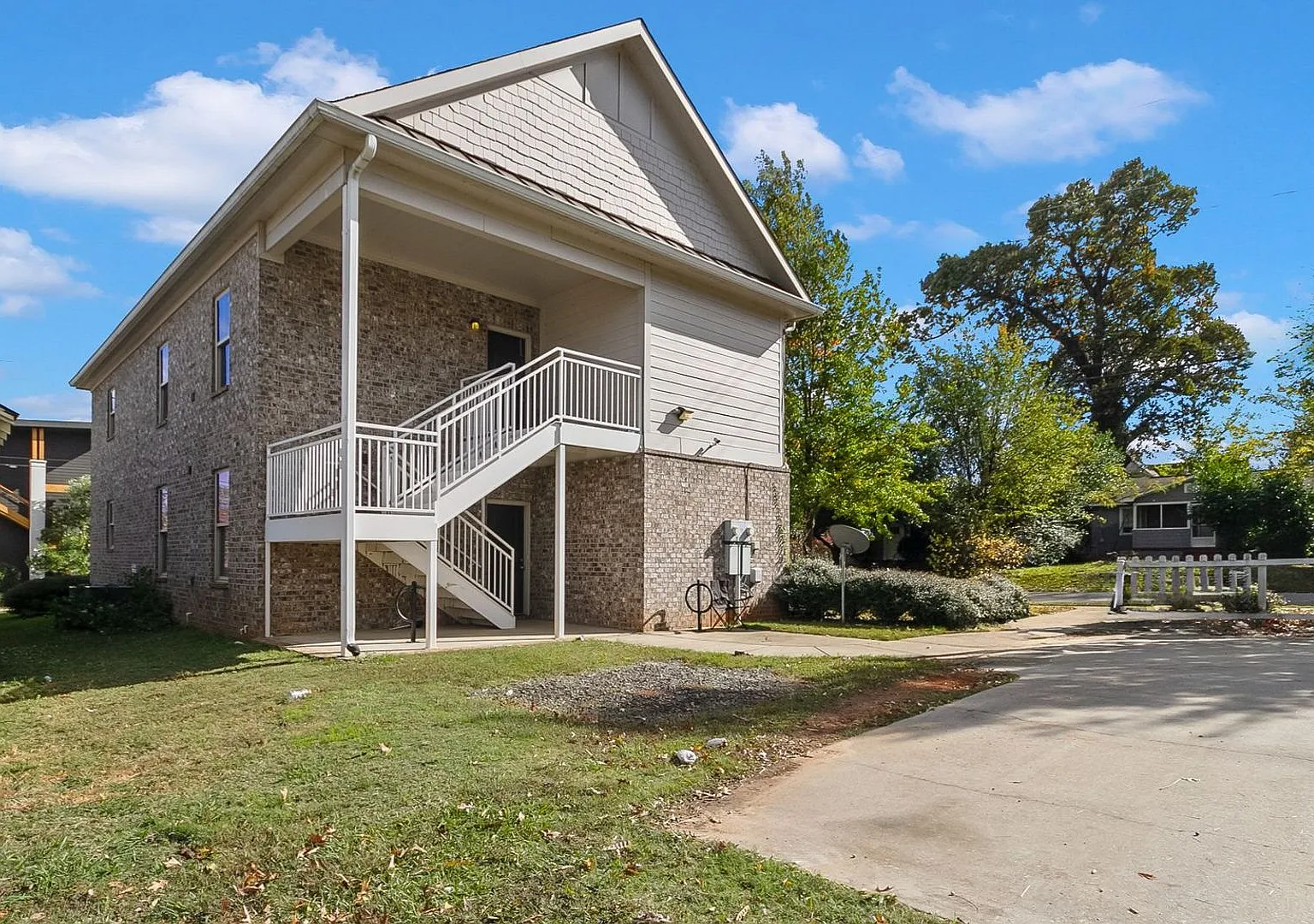 Spacious 3 Bedroom 3.5 Bath Available Fall 2026! Schedule your Tour and Apply today! — Photo 3