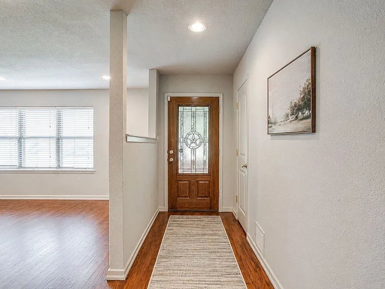 3704 Jeanette Dr — Photo 2