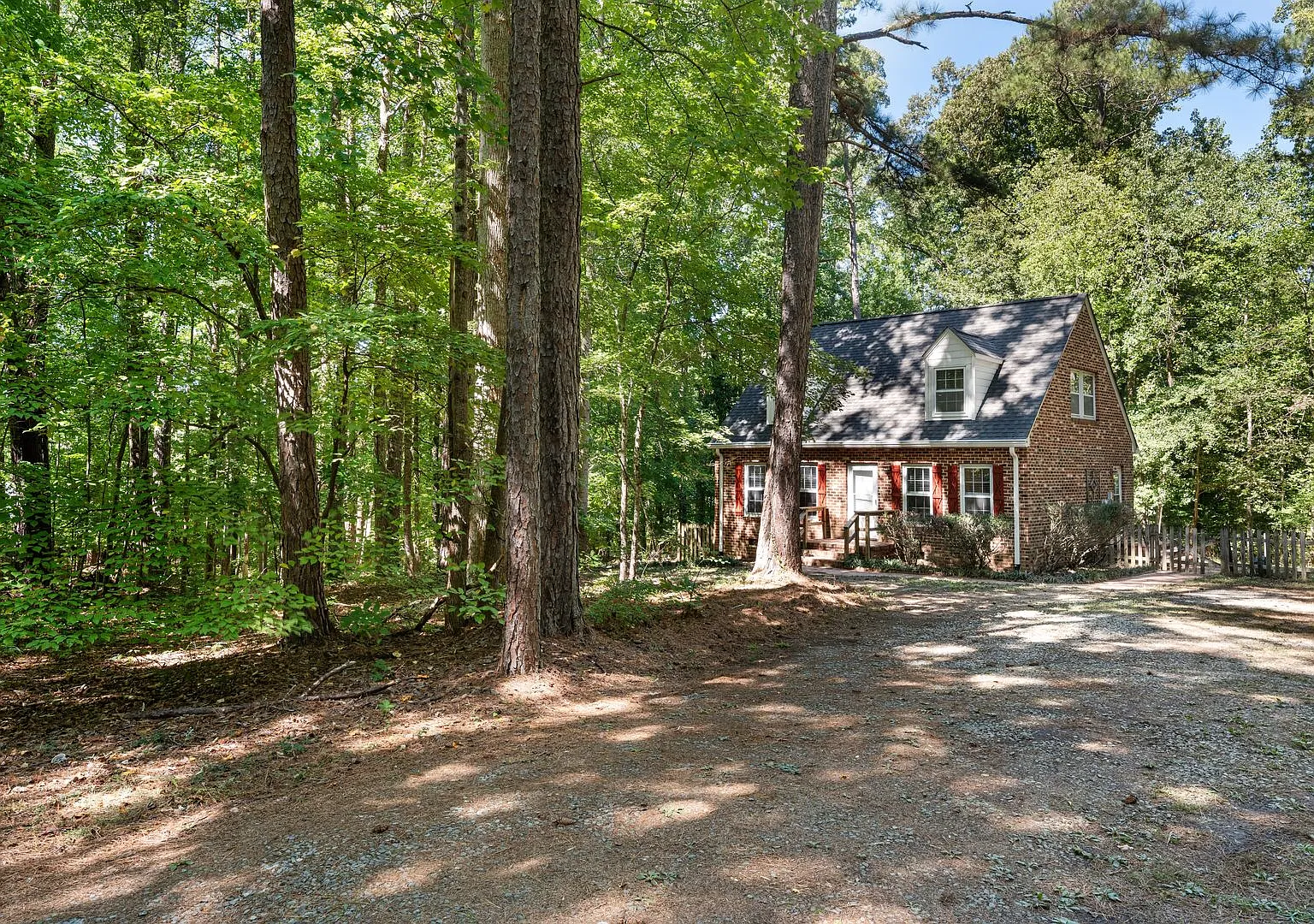 Private Brick House in Country Setting- Available Now! — Photo 2
