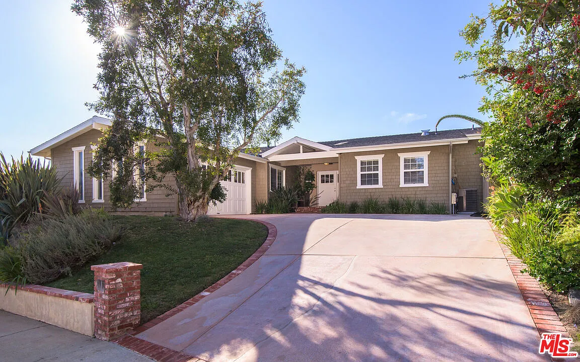 4 bed, 3.0 bath, 2600 sqft, $12,000 — Photo 2