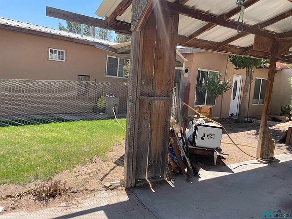 3rd image of 2429 Daisy Dr NE