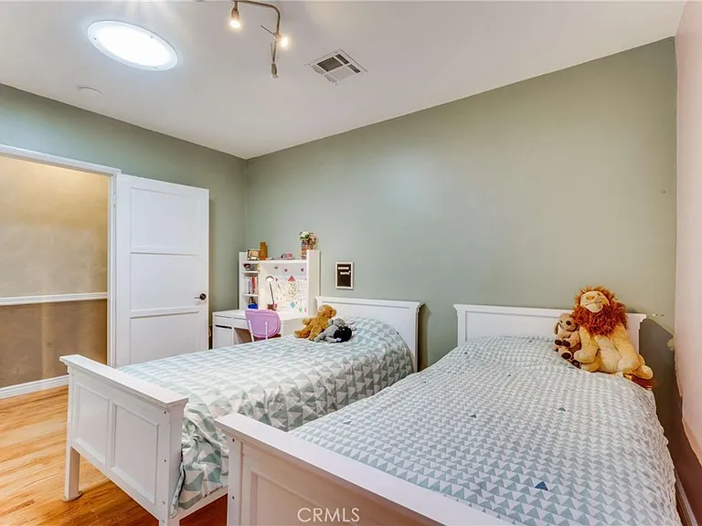 1911 N Fairview St — Photo 17