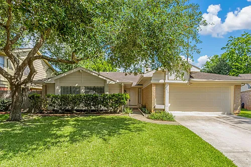 2015 Braesmeadow Ln Photo 1